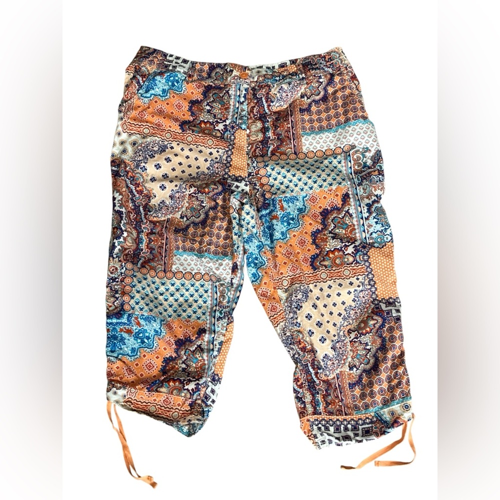 Chicos Collection Boho Patchwork Print Capris. 38" Waist 12" Rise 19" Inseam